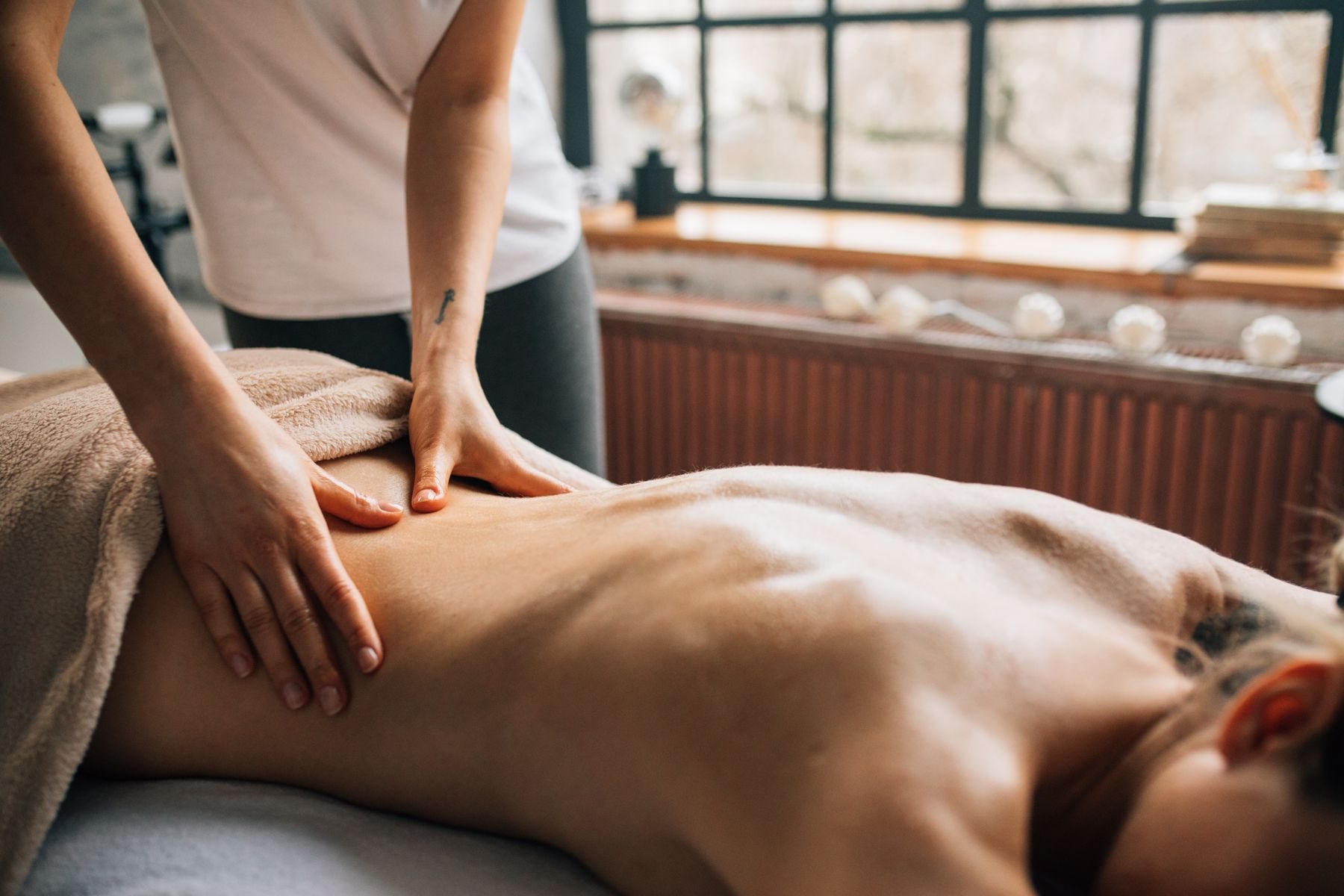 Fizjoterapeutka pracuje z tkanką i blizną